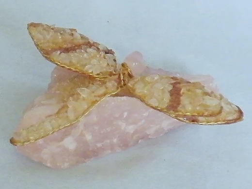 Libelle (± 8 cm) mit Bergkristall und Rosenquarz